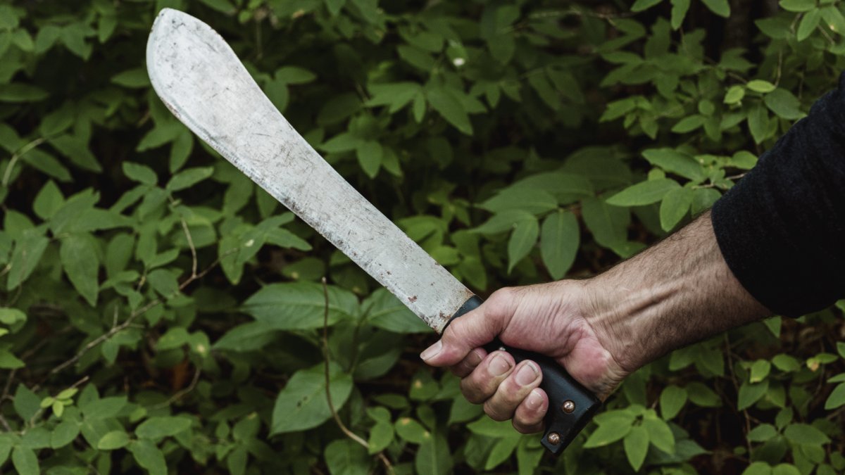 Machettes militaires, tactiques et de survie